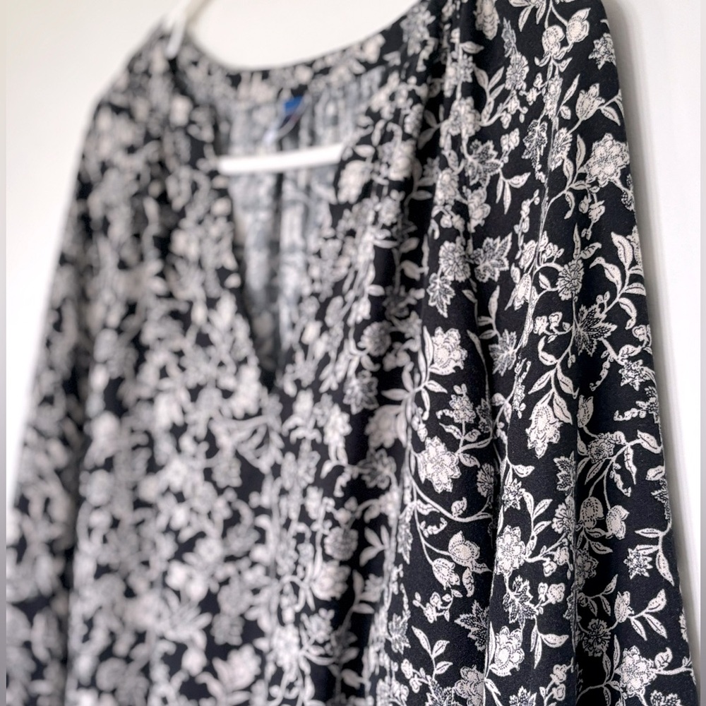 Old Navy black/ white Floral Top- large